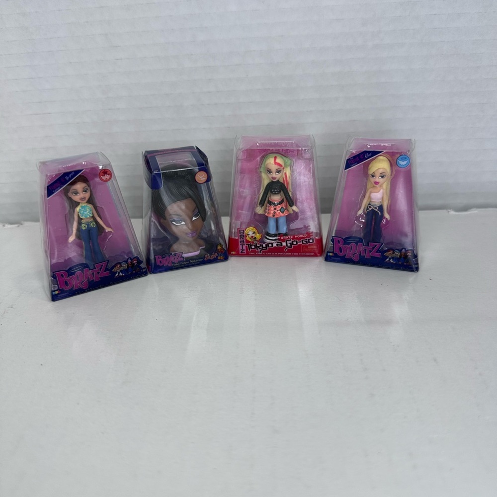Bratz Mini Dolls  Lot of 4 all sealed mixes series all in great condition